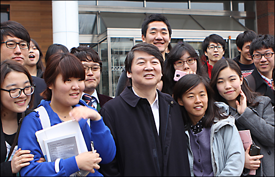 3일 오전 안철수 서울대 융합과학기술대학원장이 광주 전남대를 방문해 학생들과 사진을 찍고 있다.