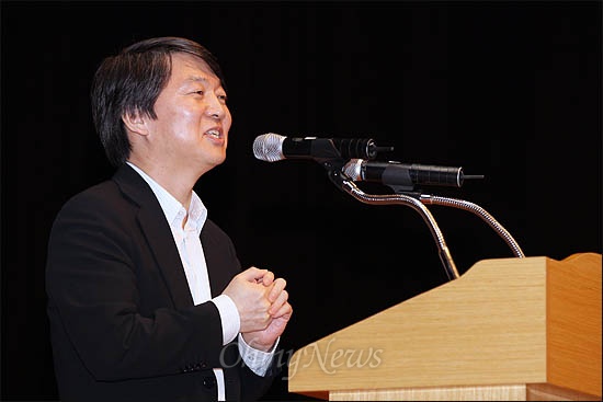 안철수 서울대 융합과학기술대학원장이 3일 광주 전남대에서 '광주의 미래, 청년의 미래'를 주제로 강의하고 있다.