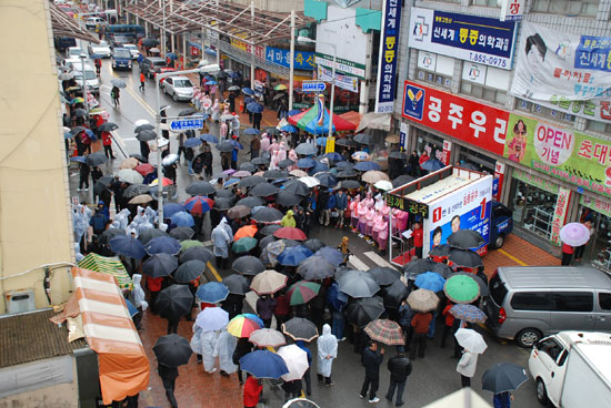 박근혜 위원장이 연설을 하기로 한 산성시장이 내리는 진눈깨비로 우산을 든 지지자와 선거 당원들이 몰리면서 교통이 마비되어 시민들의 불편이 있었다.
