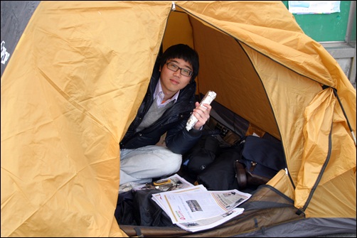 지난 3월 19일부터 경희대학교 중앙대자보판 옆에서 학생들이 텐트를 치고 '금융자본주의와 학내 비민주, 권위적 흐름에 반대하는 occupy행동'을 벌이고 있다.