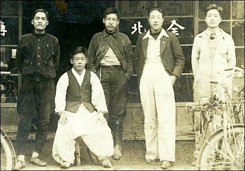 전북자전차점 주인 이규철(맨 오른쪽)과 종업원들 모습.
