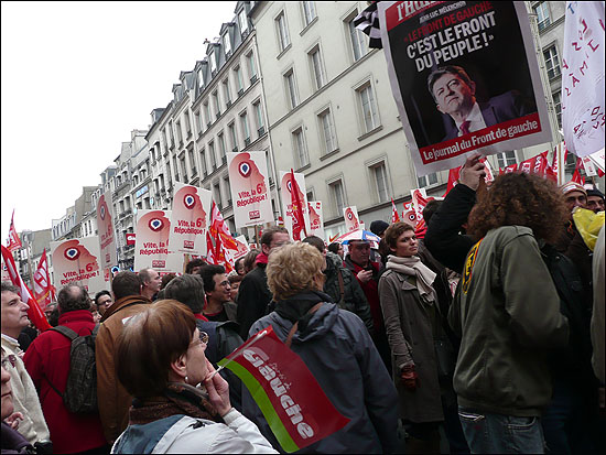 멜랑숑 후보 지지자들이 나시옹에서부터 바스티유 광장으로 걸어서 행진하고 있다.