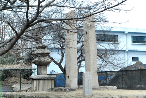 안양시 중초사지에 남아있는 당간지주와 탑