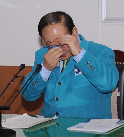 지난 3월 28일 오전 10시 30분 여수시청 상황실에서 김충석시장이 기자회견 도중 흐르는 눈물을 닦고 있습니다.