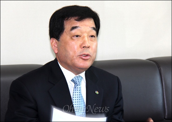 창원시 제2부시장인 김종부 부시장이 4일 오전 창원시청 브리핑룸에서 기자회견을 열고 사퇴한다고 밝혔다.