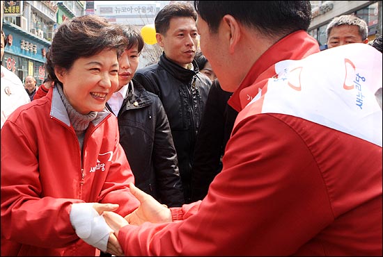 새누리당 박근혜 선거대책위원장이 2012년 4월 4일 오후 군포시 산본중심상가 원형광장을 방문해 군포시에 출마한 유영하 후보의 손을 맞으며 격려하고 있다.