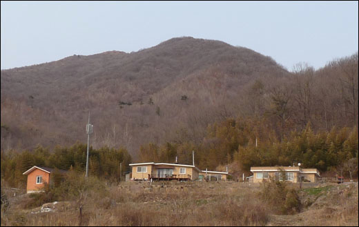 한국전쟁 이후 폐허된 마을 터에 도시민들이 들어와 자리를 잡은 새유토마을. 영암 국사봉 아래 자리하고 있다.