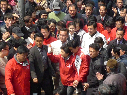 박근혜 새누리당 선대본부장이 4일 오전 산본에서의 선거유세를 마치고 다음 장소로 이동하기 위해 나가고 있다. 