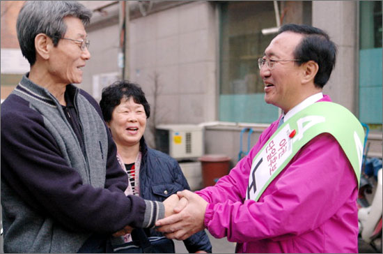 2012년 총선 당시 노회찬 통합진보당 후보가 유권자를 만나 지지를 호소하고 있는 모습. 