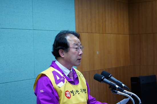 통합진보당의 이광철 후보가 기자회견을 열고 민주통합당의 이상직 후보에게 야권후보단일화를 제안하고 있다. 