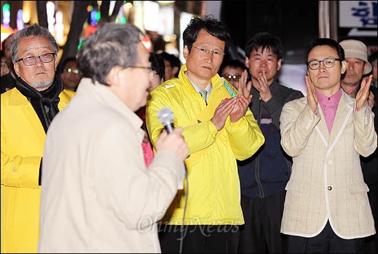 정연주 전 KBS 사장이 4일 저녁 부산 북구 화명동 집중유세에서 북강서을에 출마한 문성근 민주통합당 후보에 대한 지지를 당부하고 있다. 배우 명계남씨와 개그맨 노정렬씨도 이 자리에 함께 했다. 
