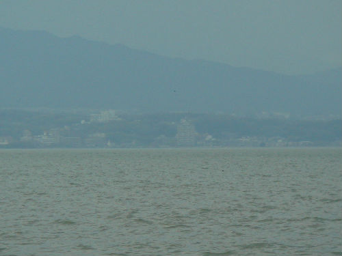 　　비와코 호수 동쪽에서 바라본 오고토 온천장의 모습니다. 뒤로 히에잔(比叡山) 산이 있습니다.