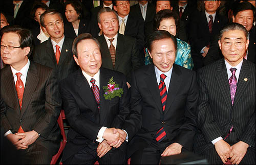 지난 1997년 3월 이명박 한나라당 대통령 경선후보의 출판기념회에 참석한 김영삼 전 대통령. 
