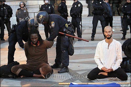 오클랜드 집회 당시 명상가들과 이를 진압하는 경찰들.