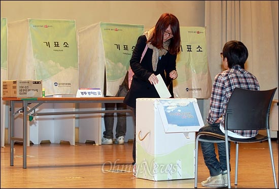 오는 11일 실시되는 제19대 총선을 앞두고 6일 낮 서울 전농동 서울시립대 대강당에 마련된 부재자투표소에서 학생들이 투표를 하고 있다.