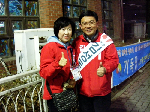 김성동 새누리당 후보는 부인과 함께 지역 주민을 만나고 있다. 