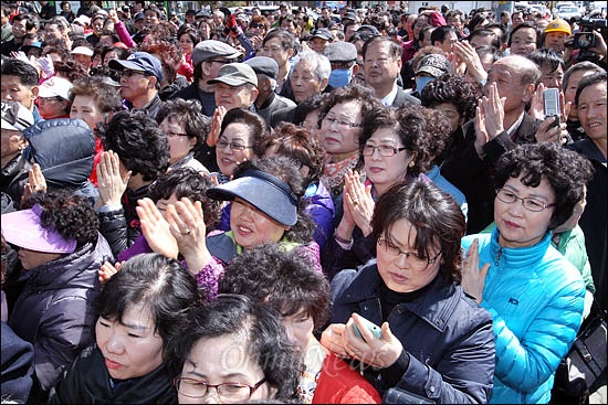 6일 오후 서울 동대문구 전농동로터리에 모인 유권자들이 한 후보의 유세를 들으며 박수치고 있다.