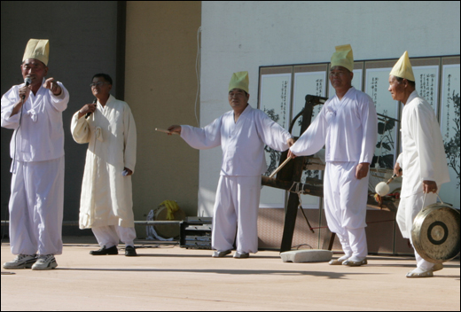 독특한 진도의 장례문화를 보여주는 상여소리. 소포마을 주민들의 공연 모습이다.