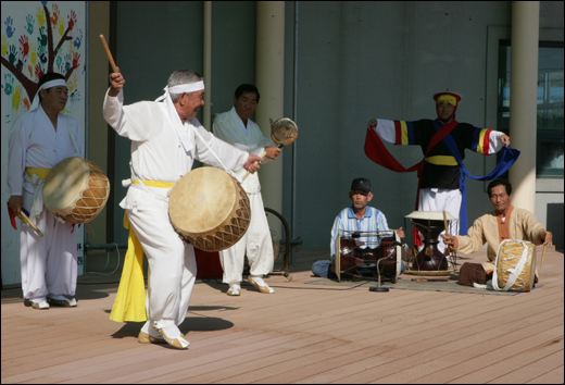 소포마을 주민들의 걸군농악 공연 모습. 마을단위 공연이지만 수준은 '국보급'이다.