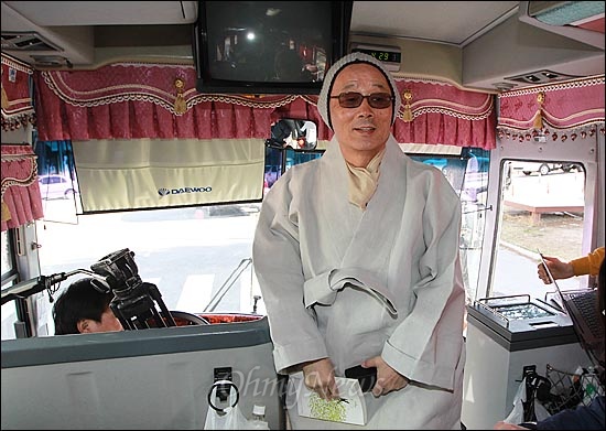 4.11 총선 닷새를 앞둔 6일 오후 충청남도 연기군청 앞에서 명진 스님이 <오마이뉴스> 총선버스에 출연하기 위해 버스 안 스튜디오로 이동하고 있다.