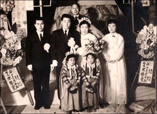 1959년 겨울 김판술 전 의원이 군산여상 강당에서 결혼식 끝나고 신랑·신부와 기념촬영을 하고 있다. 
