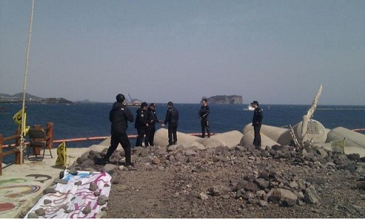모두가 강정포구를 빠져나간 시각, 문정현 신부님 추락사고 현장에서 해양경찰 대원들이 대화를 하고 있다.