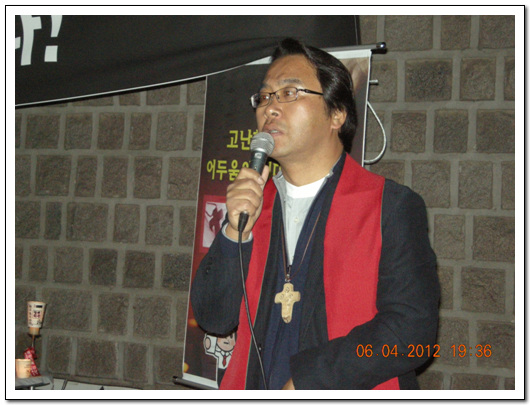 최한국 목사가 추모기도회를 인도하고 있다