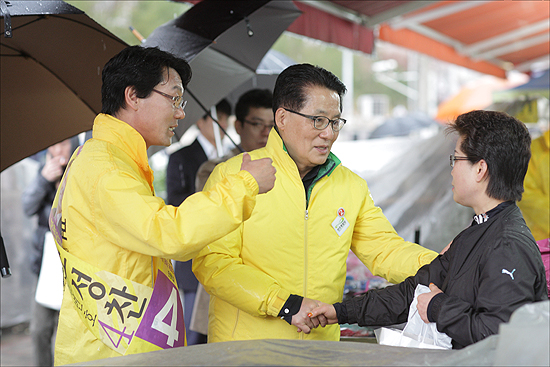 민주통합당 박지원 최고위원이 야권단일후보 통합진보당 조성찬 지원에 나섰다 