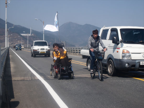 4월 5일 김해에서 부산으로 들어가는 다리위를 횡단하는 모습 