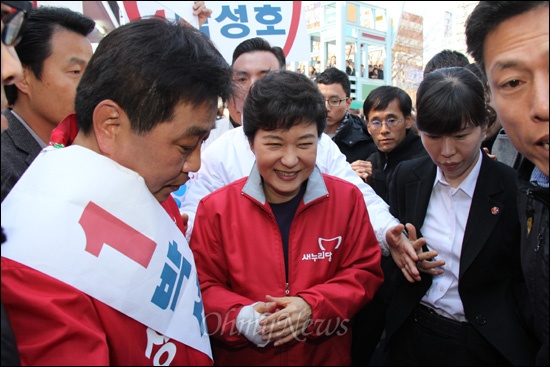 새누리당 박근혜 선거대책위원장은 7일 경남지역 총선 후보 지원유세에 나섰다. 박 위원장은 이날 오후 창원 한서병원 앞 광장에서 열린 유세에 참석한 뒤 지지자들 사이를 빠져 나오고 있다.