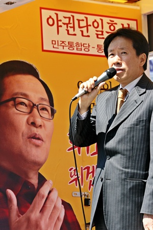 지원 유세를 하고 있는 정세일 인천시민정치행동 공동대표