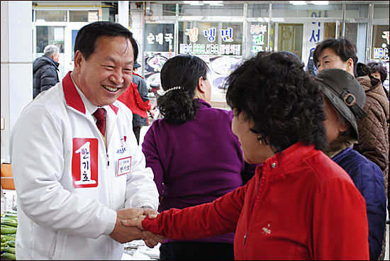4.11 국회의원 총선거 당시 후보로 시장 손님들과 이야기를 나누는 새누리당 한기호 의원