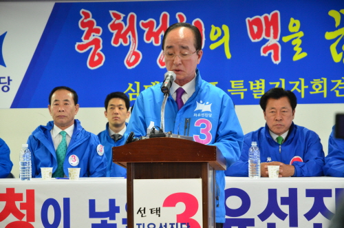 자유선진당 심대평 대표가 8일 충청권 결집과 자유선진당 지지를 호소하는 특별기자회견을 가졌다.