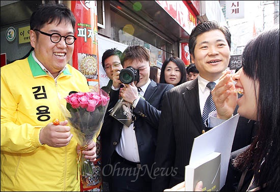 '막말 논란'으로 홍역을 치른 김용민 민주통합당 후보가 8일 오전 서울 공릉동 유세에서 지지자들에게 격려인사와 함께 꽃다발을 받고 있다.