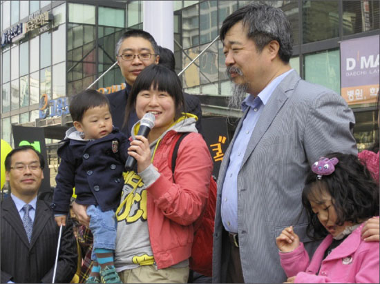 정동영 후보 응원 온 한진가족대책위 대표가 정동영 후보 지지를 호소하고 있다.