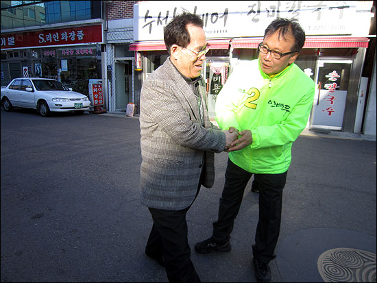 민병두 민주통합당 후보가 유권자를 만나 악수하며 지지를 호소하고 있다. 