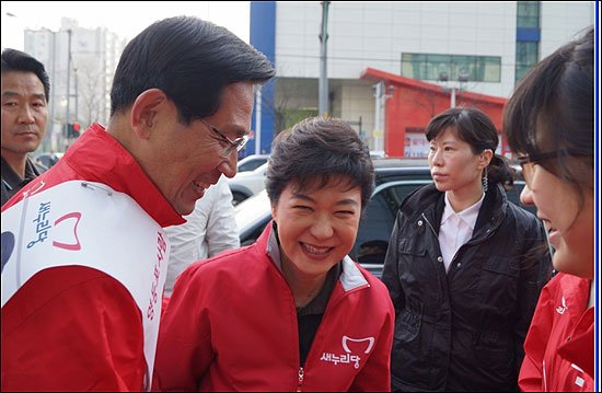 박선규 새누리당 후보가 박근혜 선거대책위원장과 활짝 웃고 있다. 