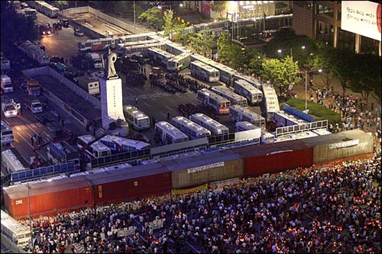 2008년 6월 미국산쇠고기 수입 전면 재협상 촉구 및 국민무시 이명박 정권 심판 100만 촛불대행진 때 모습. 