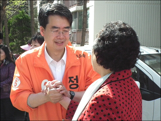 부산진갑에 출마한 무소속 정근 후보가 8일 당감동의 한 아파트 단지에서 주민들과 만나고있다. 