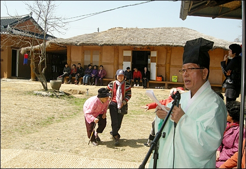  전통혼례 절차와 전안례에 대해 설명하는 안태석 집례.  
