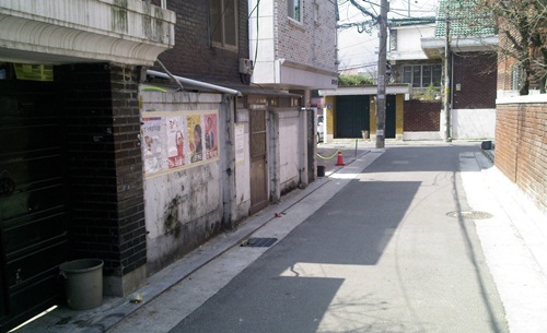 서울 도봉구 쌍문동 우이성당 인근 주택가 골목 한 켠에 ‘은밀히’ 부착된 선거벽보
