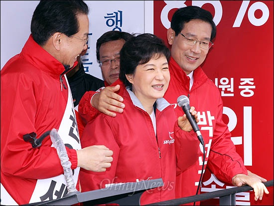 새누리당 박근혜 선대위원장이 9일 오전 서울 영등포구 신길동에서 권영세 후보(영등포을)와 박선규 후보(영등포갑)의 지원유세를 펼치고 있다.