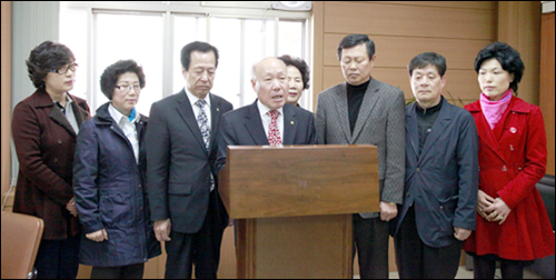 최근 서산ㆍ태안 선거구에서 불거지고 있는 금품수수 의혹의 당사자로 지목된 서산장학재단이 9일 오후 기자회견을 열고 입장을 밝혔다.