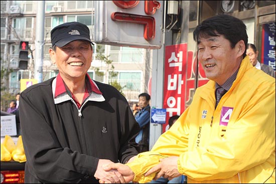 인천 남구갑에서는 통합진보당 김성진 후보가 야권단일후보로 선거운동을 하고 있다.