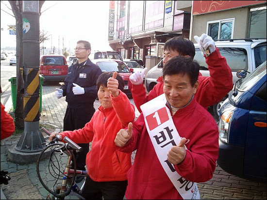 박대동 새누리당 후보가 호계시장에서 춤을 추며 유세를 하고 있다. 