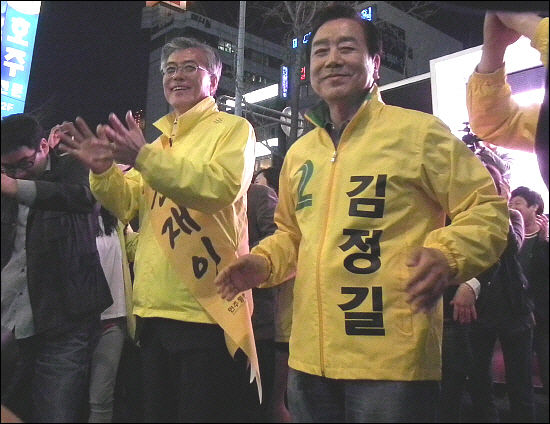 9일 저녁 열린 민주통합당 멘토단의 토크 콘서트에 참석한 문재인(사상), 김정길(부산진을) 후보가 지지자들과 함께 플래시몹 공연을 선보이며 즐거워 하고있다. 