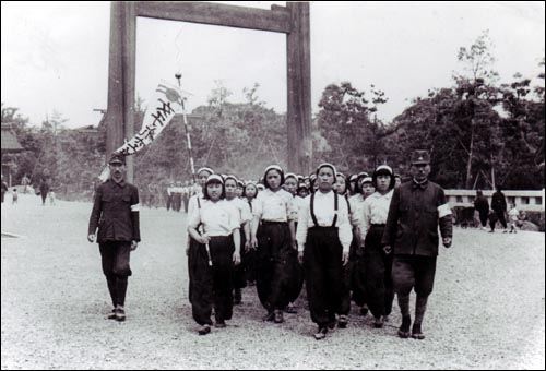 1944년 6월경 '조선여자근로정신대'라는 이름으로 끌려온 광주전남 지역 어린 소녀들이 나고야 아츠타 신궁 참배에 나선 모습.