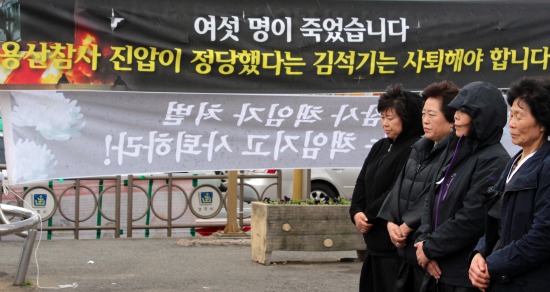 유가족들이 10일 경주역 앞에 침통한 표정으로 서 있다.