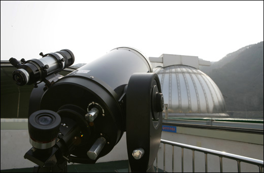 천체망원경. 곡성섬진강천문대 보조관측실 풍경이다.