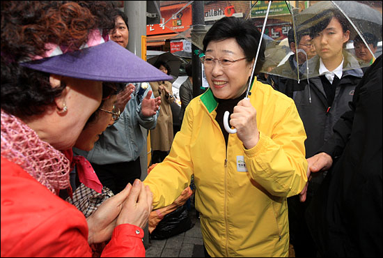 10일 오후 서울 용답동을 찾은 한명숙 민주통합당 대표가 시민들과 인사를 하고 있다.